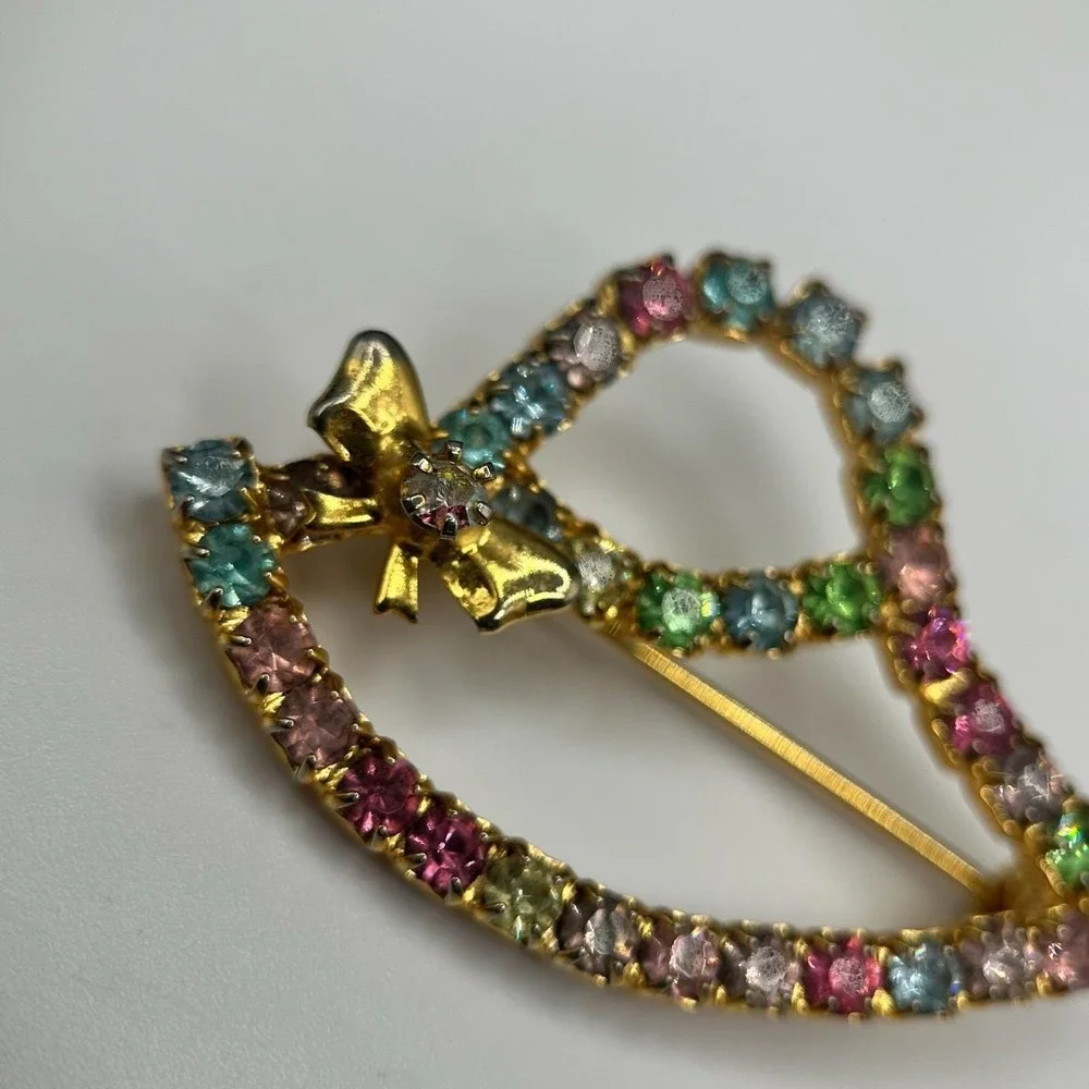 Vintage Faceted Rhinestone Gold Tone Bow‎ Hat Fashion Classic Brooch Pin Retro